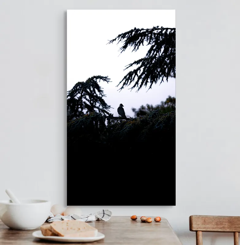 Tablou Canvas, "Pasăre solitară în amurgul pădurii", Pasăre, Siluetă, Ramuri, Copaci, Cer, Umbre, Natură, Întuneric, Mistic, Calm., 50 x 90 cm – poza 3