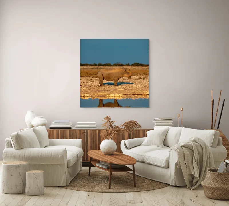 Tablou Canvas, "Rinocerul singuratic la apusul soarelui", Rhino, Reflecție, Apă, Teren, Cer, Solitar, Peisaj, Natural, Serenitate, Conservare, 100 x 100 cm – poza 3