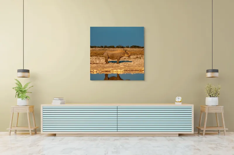 Tablou Canvas, "Rinocerul singuratic la apusul soarelui", Rhino, Reflecție, Apă, Teren, Cer, Solitar, Peisaj, Natural, Serenitate, Conservare, 100 x 100 cm – poza 5
