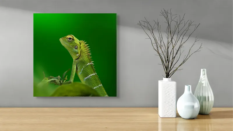 Tablou Canvas, "Şopârla verde în lumea liniştii", Verde, Şopârlă, Elegant, Spini, Fundal, Natură, Contrast, Frunză, 50 x 50 cm – poza 3