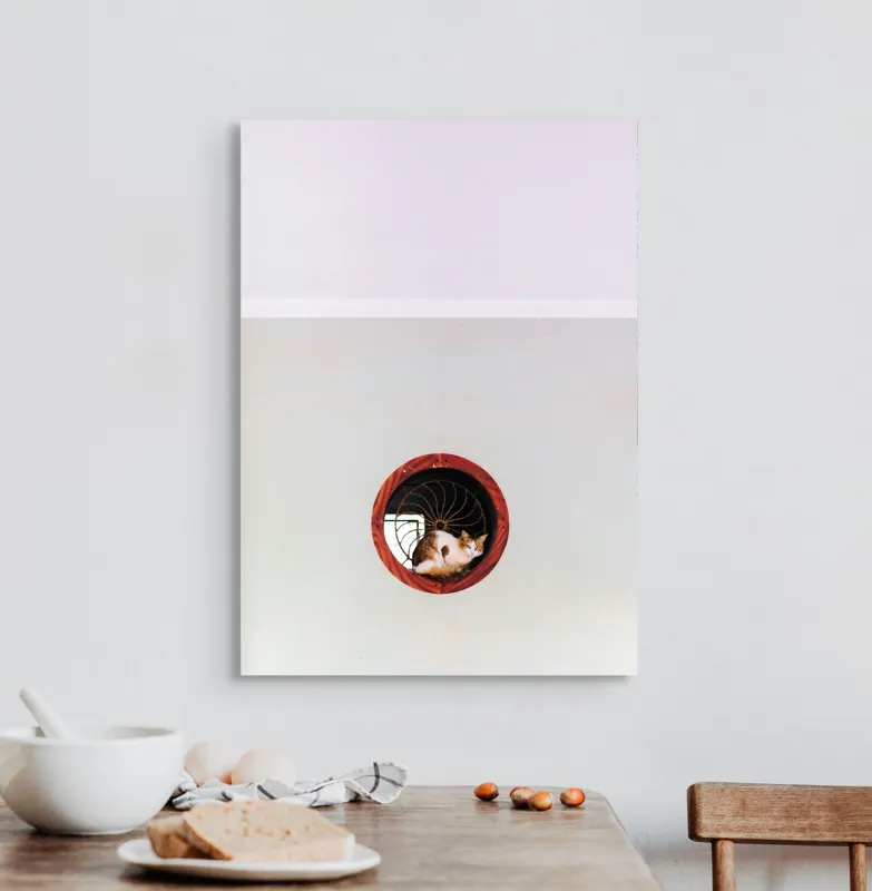Tablou Canvas, "Pisica somnoroasă în fereastra rotundă", Pisică, Ventilație, Relaxare, Minimalism, Perete, Contrast, Simetrie, Gri, Alb, Roșu, Curiozitate, Calm, Încadrare, Design, 50 x 70 cm – poza 3