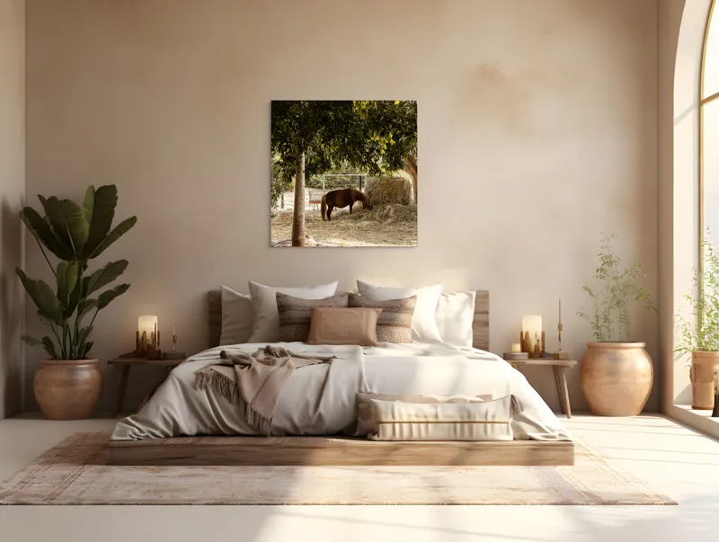 Tablou Canvas, "Cal într-o oază sub copaci", Cal, Fân, Copac, Grădină, Lumină, Umbre, Calm, Peisaj, Pastoral, Natură, 100 x 100 cm – poza 4