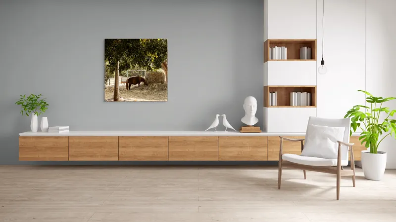 Tablou Canvas, "Cal într-o oază sub copaci", Cal, Fân, Copac, Grădină, Lumină, Umbre, Calm, Peisaj, Pastoral, Natură, 100 x 100 cm – poza 8