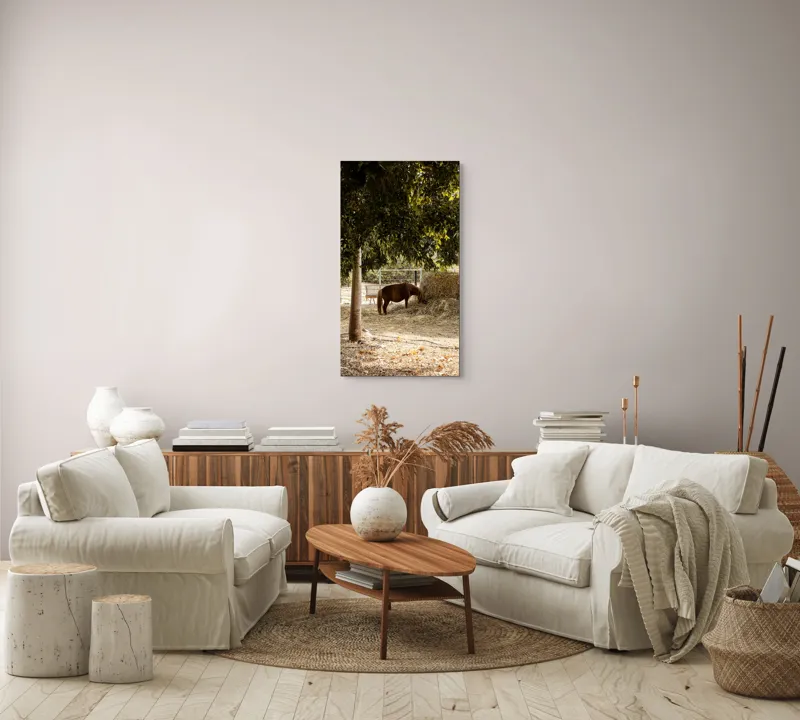 Tablou Canvas, "Cal într-o oază sub copaci", Cal, Fân, Copac, Grădină, Lumină, Umbre, Calm, Peisaj, Pastoral, Natură, 50 x 90 cm – poza 7