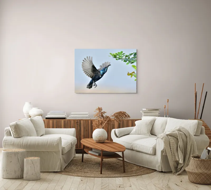 Tablou Canvas, "Pasărea albastră în zbor spre ramură", Pasăre, Aripi, Verdeață, Zbor, Natură, Libertate, Cer, Ramură, Grație, Albastru., 100 x 70 cm – poza 3