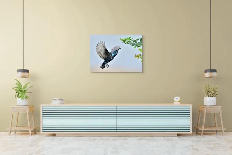 Tablou Canvas, "Pasărea albastră în zbor spre ramură", Pasăre, Aripi, Verdeață, Zbor, Natură, Libertate, Cer, Ramură, Grație, Albastru., 100 x 70 cm – poza 4