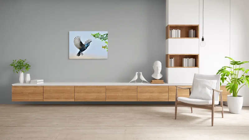 Tablou Canvas, "Pasărea albastră în zbor spre ramură", Pasăre, Aripi, Verdeață, Zbor, Natură, Libertate, Cer, Ramură, Grație, Albastru., 100 x 70 cm – poza 6