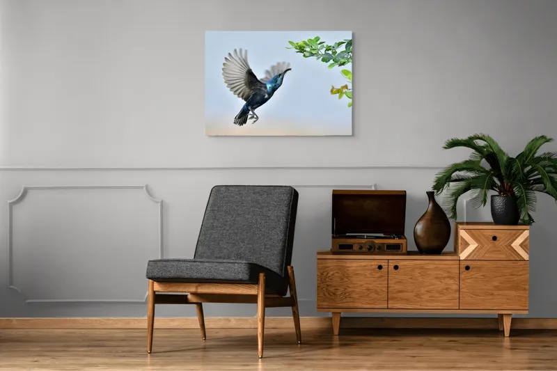 Tablou Canvas, "Pasărea albastră în zbor spre ramură", Pasăre, Aripi, Verdeață, Zbor, Natură, Libertate, Cer, Ramură, Grație, Albastru., 100 x 70 cm – poza 8