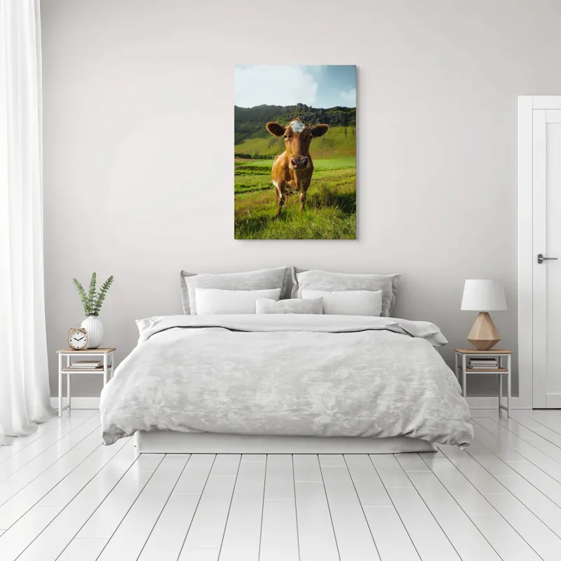 Tablou Canvas, "Vaca curioasă în peisaj montan verde", Vacă, Peisaj, Verdeață, Dealuri, Cer, Urechi, Blană, Ochi, Natură, Iarbă, 70 x 100 cm – poza 3