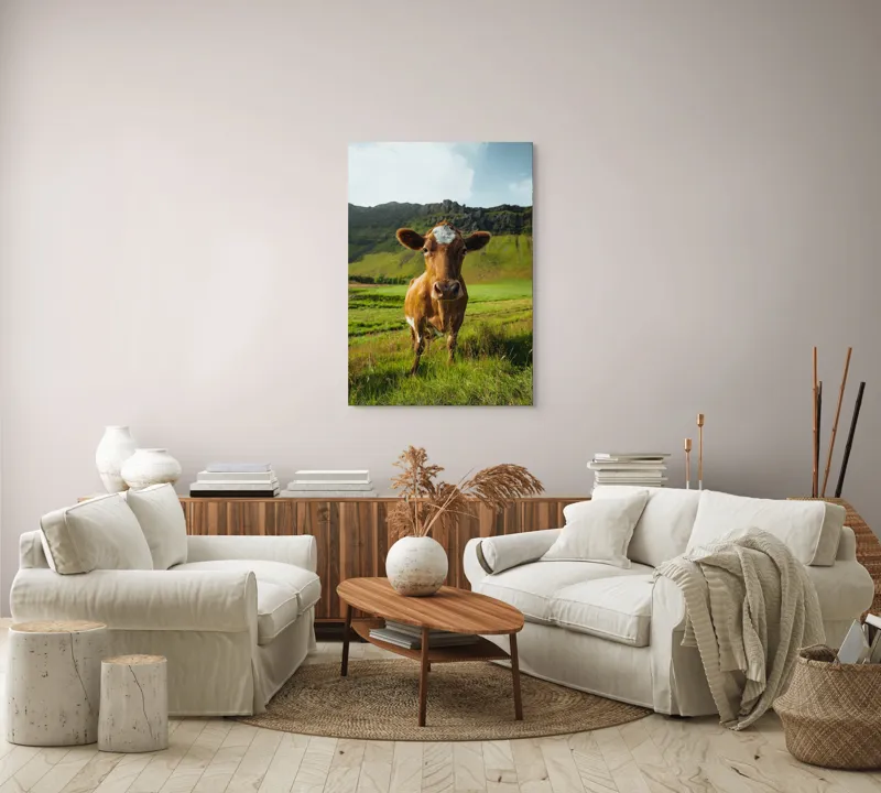 Tablou Canvas, "Vaca curioasă în peisaj montan verde", Vacă, Peisaj, Verdeață, Dealuri, Cer, Urechi, Blană, Ochi, Natură, Iarbă, 70 x 100 cm – poza 4