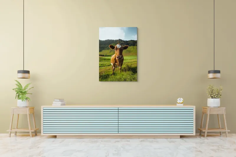 Tablou Canvas, "Vaca curioasă în peisaj montan verde", Vacă, Peisaj, Verdeață, Dealuri, Cer, Urechi, Blană, Ochi, Natură, Iarbă, 70 x 100 cm – poza 5