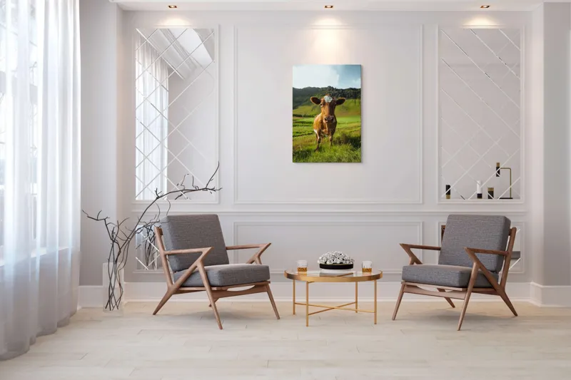 Tablou Canvas, "Vaca curioasă în peisaj montan verde", Vacă, Peisaj, Verdeață, Dealuri, Cer, Urechi, Blană, Ochi, Natură, Iarbă, 70 x 100 cm – poza 8