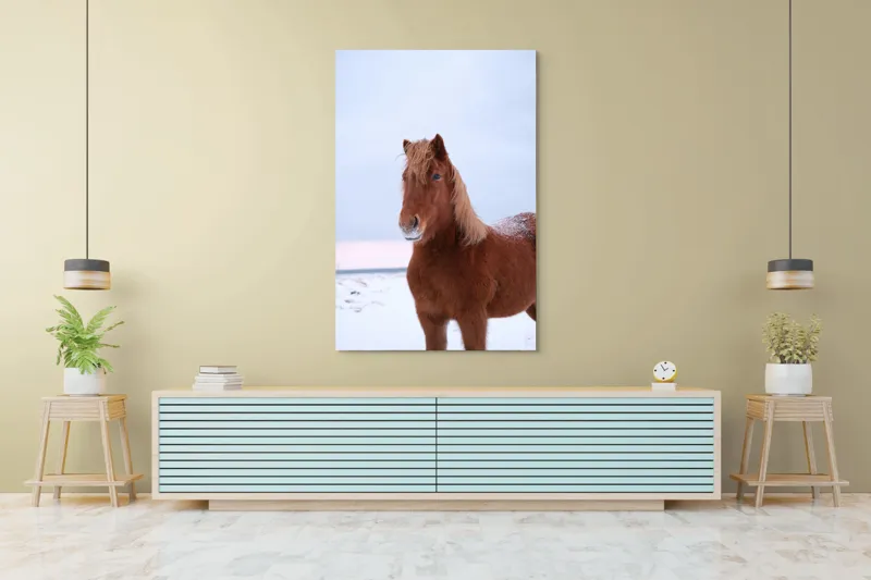 Tablou Canvas, "Cal în peisaj de iarnă nordică", Cal, Zăpadă, Blană, Cer, Privire, 100 x 150 cm – poza 4