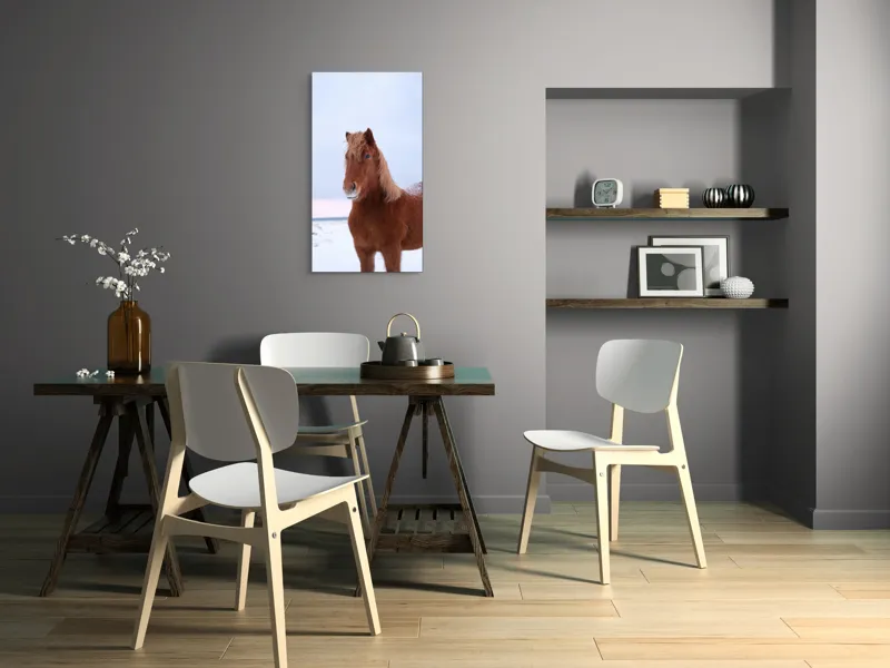 Tablou Canvas, "Cal în peisaj de iarnă nordică", Cal, Zăpadă, Blană, Cer, Privire, 50 x 90 cm – poza 4