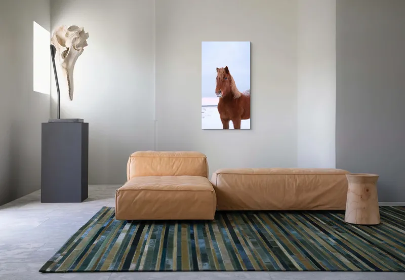 Tablou Canvas, "Cal în peisaj de iarnă nordică", Cal, Zăpadă, Blană, Cer, Privire, 50 x 90 cm – poza 5