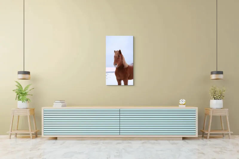 Tablou Canvas, "Cal în peisaj de iarnă nordică", Cal, Zăpadă, Blană, Cer, Privire, 50 x 90 cm – poza 6