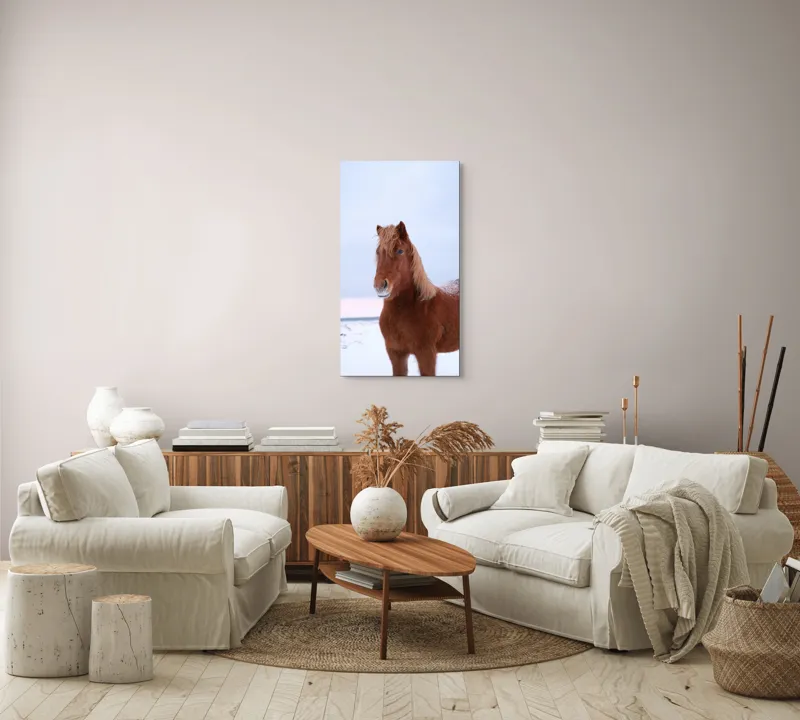 Tablou Canvas, "Cal în peisaj de iarnă nordică", Cal, Zăpadă, Blană, Cer, Privire, 50 x 90 cm – poza 7