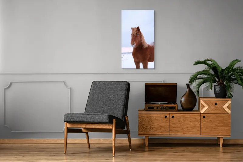Tablou Canvas, "Cal în peisaj de iarnă nordică", Cal, Zăpadă, Blană, Cer, Privire, 50 x 90 cm – poza 8