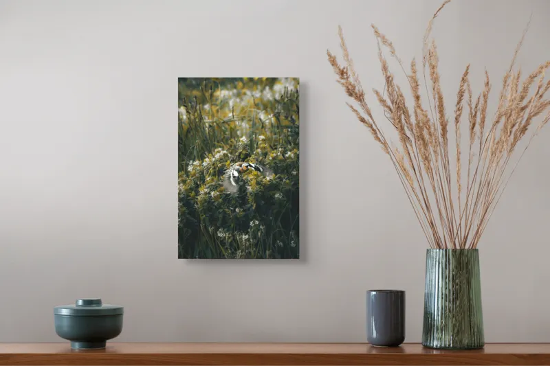 Tablou Canvas, "Zborul păsării printre flori sălbatice", Fluturi, Flori, Plutire, Armonie, Natură, Culori, Libertate, 26 x 39 cm – poza 5