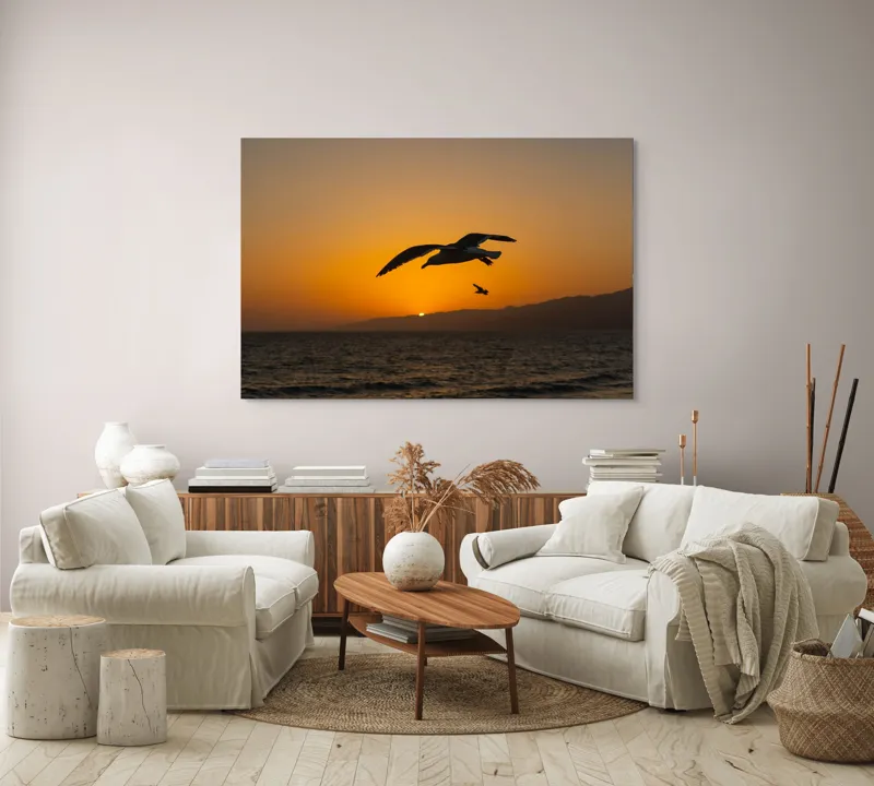 Tablou Canvas, "Zborul pescărușilor la apus de soare", Pasăre, Apus, Ocean, Siluetă, Cer, Munți, Zbor, Lumină, 150 x 100 cm – poza 3