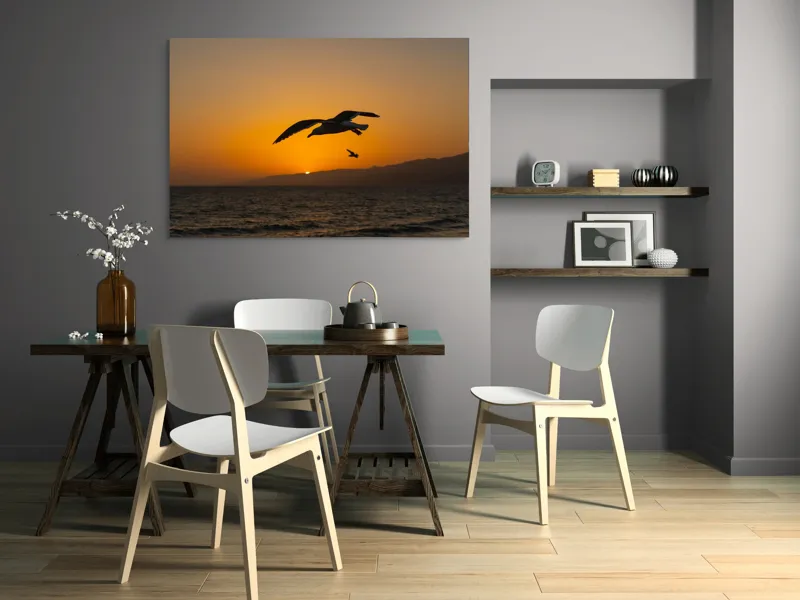 Tablou Canvas, "Zborul pescărușilor la apus de soare", Pasăre, Apus, Ocean, Siluetă, Cer, Munți, Zbor, Lumină, 150 x 100 cm – poza 5