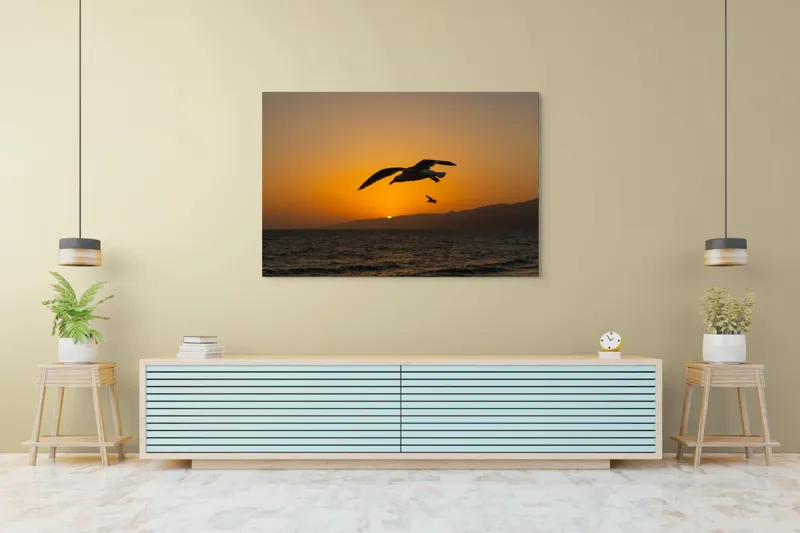 Tablou Canvas, "Zborul pescărușilor la apus de soare", Pasăre, Apus, Ocean, Siluetă, Cer, Munți, Zbor, Lumină, 150 x 100 cm – poza 6