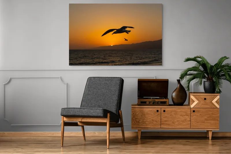 Tablou Canvas, "Zborul pescărușilor la apus de soare", Pasăre, Apus, Ocean, Siluetă, Cer, Munți, Zbor, Lumină, 150 x 100 cm – poza 8