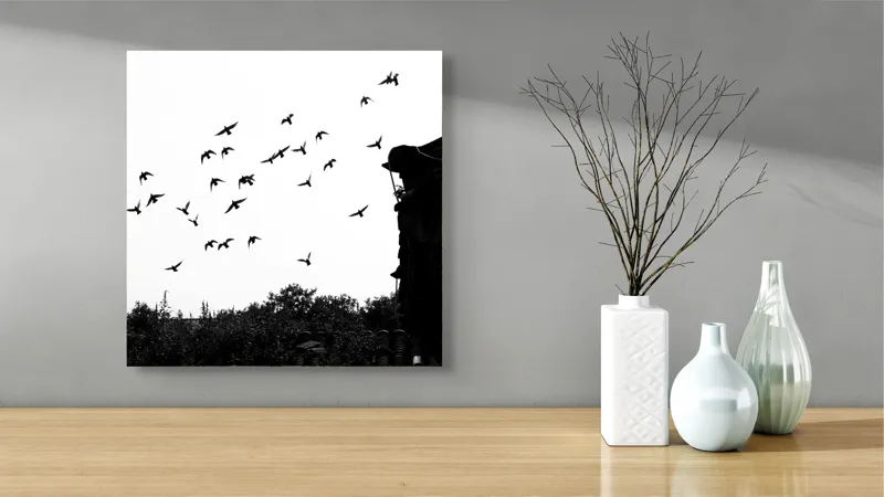 Tablou Canvas, "Zborul păsărilor peste acoperișuri vechi", Păsări, Zbor, Cer, Siluetă, Acoperiș, Contrast, Natură, Libertate, Frumusețe, Arhitectură, 50 x 50 cm – poza 3