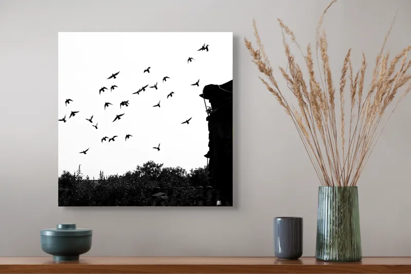 Tablou Canvas, "Zborul păsărilor peste acoperișuri vechi", Păsări, Zbor, Cer, Siluetă, Acoperiș, Contrast, Natură, Libertate, Frumusețe, Arhitectură, 50 x 50 cm – poza 4