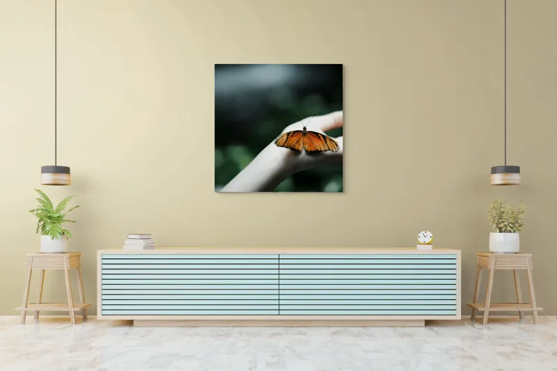Tablou Canvas, "Aripile libertății pe palmă umană", Aripă, Delicatețe, Mână, Fluture, Natură, Verde, Zbor, 100 x 100 cm – poza 5