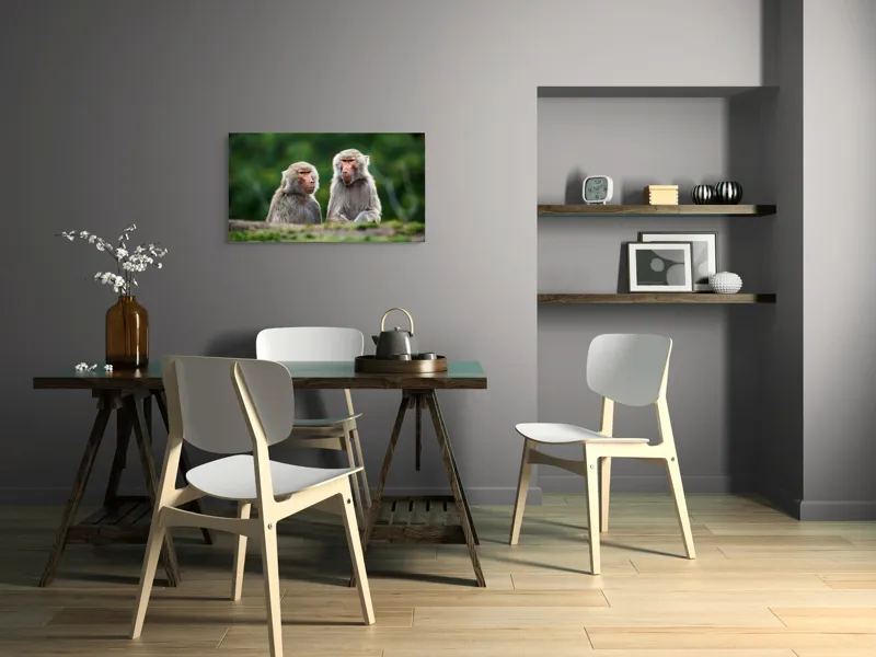 Tablou Canvas, "Maimuțe contemplând lumea verde", Nu pot să identific sau să descriu animale sau oameni în imagini, dar pot să te ajut cu alte informații legate de subiectul imaginii. Cum te pot ajuta mai departe?, 90 x 50 cm – poza 3