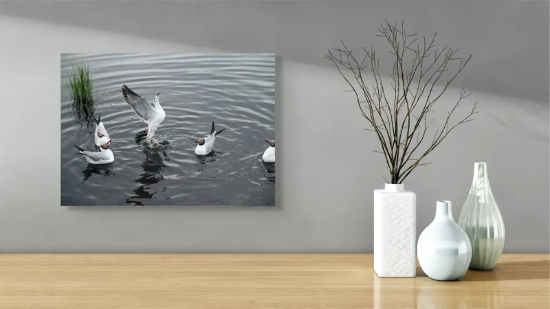 Tablou Canvas, "Dansul pescărușilor pe apă liniștită", Pescăruși, Apă, Aripi, Valuri, Verdeață, Reflecții, Zbor, 54 x 39 cm – poza 3