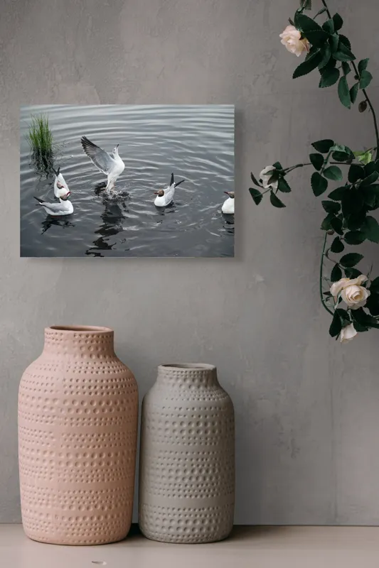 Tablou Canvas, "Dansul pescărușilor pe apă liniștită", Pescăruși, Apă, Aripi, Valuri, Verdeață, Reflecții, Zbor, 54 x 39 cm – poza 8