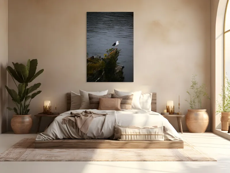 Tablou Canvas, "Pescăruș singuratic pe stânca solitară", Pescăruș, Stâncă, Apă, Vegetație, Solitudine, Natură, Seninătate, Reflecție., 100 x 150 cm – poza 3
