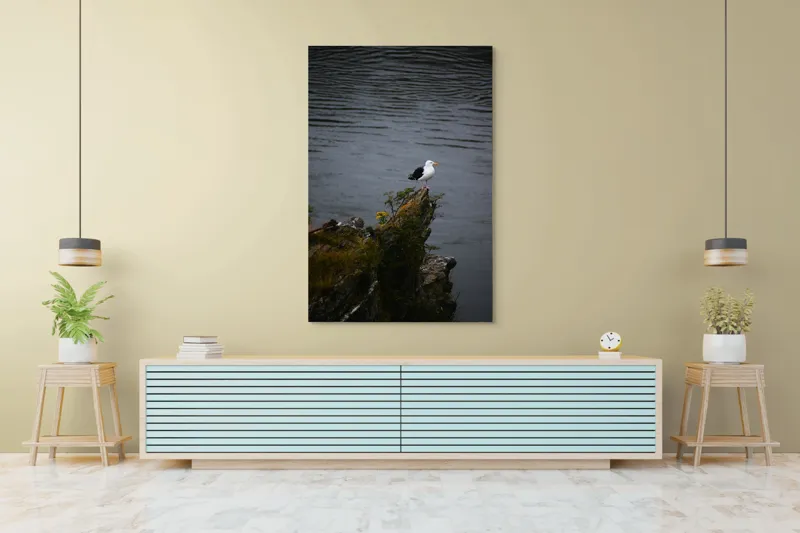 Tablou Canvas, "Pescăruș singuratic pe stânca solitară", Pescăruș, Stâncă, Apă, Vegetație, Solitudine, Natură, Seninătate, Reflecție., 100 x 150 cm – poza 4