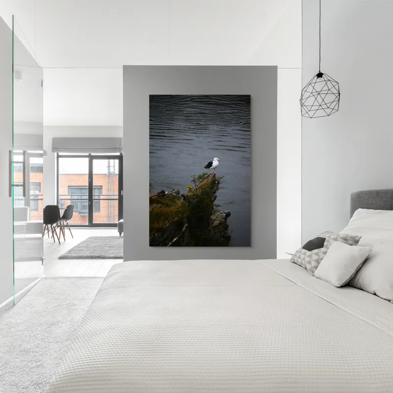 Tablou Canvas, "Pescăruș singuratic pe stânca solitară", Pescăruș, Stâncă, Apă, Vegetație, Solitudine, Natură, Seninătate, Reflecție., 100 x 150 cm – poza 5