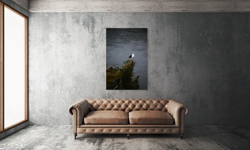 Tablou Canvas, "Pescăruș singuratic pe stânca solitară", Pescăruș, Stâncă, Apă, Vegetație, Solitudine, Natură, Seninătate, Reflecție., 100 x 150 cm – poza 6