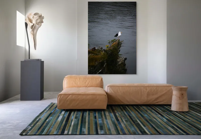 Tablou Canvas, "Pescăruș singuratic pe stânca solitară", Pescăruș, Stâncă, Apă, Vegetație, Solitudine, Natură, Seninătate, Reflecție., 100 x 150 cm – poza 7