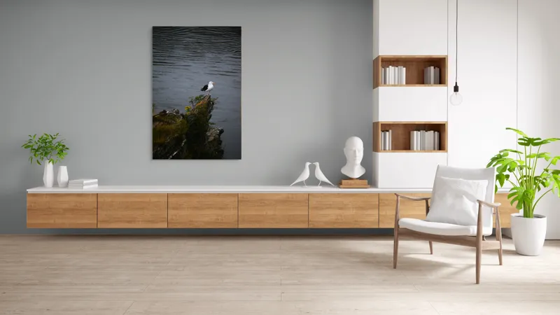 Tablou Canvas, "Pescăruș singuratic pe stânca solitară", Pescăruș, Stâncă, Apă, Vegetație, Solitudine, Natură, Seninătate, Reflecție., 100 x 150 cm – poza 8