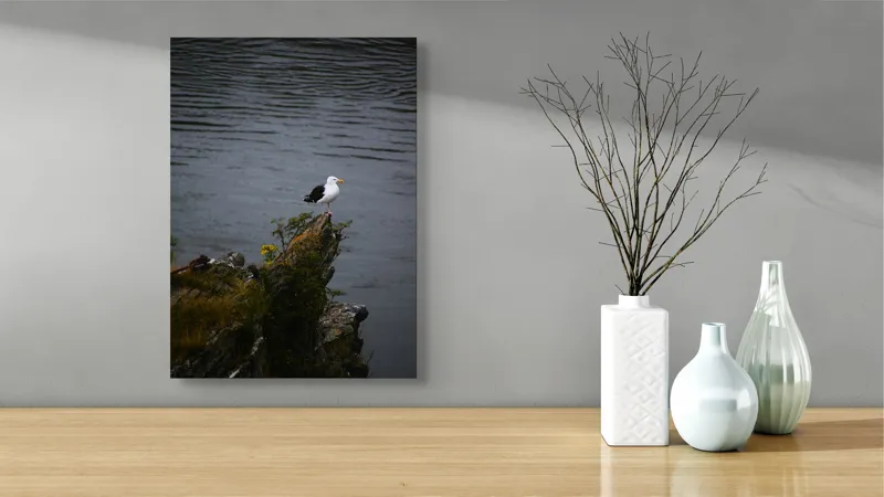 Tablou Canvas, "Pescăruș singuratic pe stânca solitară", Pescăruș, Stâncă, Apă, Vegetație, Solitudine, Natură, Seninătate, Reflecție., 39 x 54 cm – poza 4