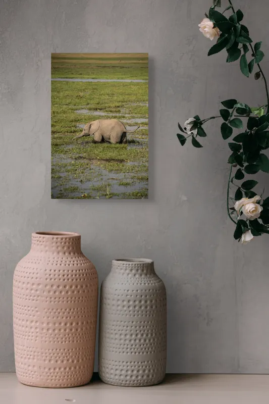 Tablou Canvas, "Elefănțel în mijlocul savanei verzi", Elefant, Iarbă, Apă, Natură, Câmpie, Sălbăticie, Trunchi, Pui, Verde, Peisaj, 26 x 39 cm – poza 6