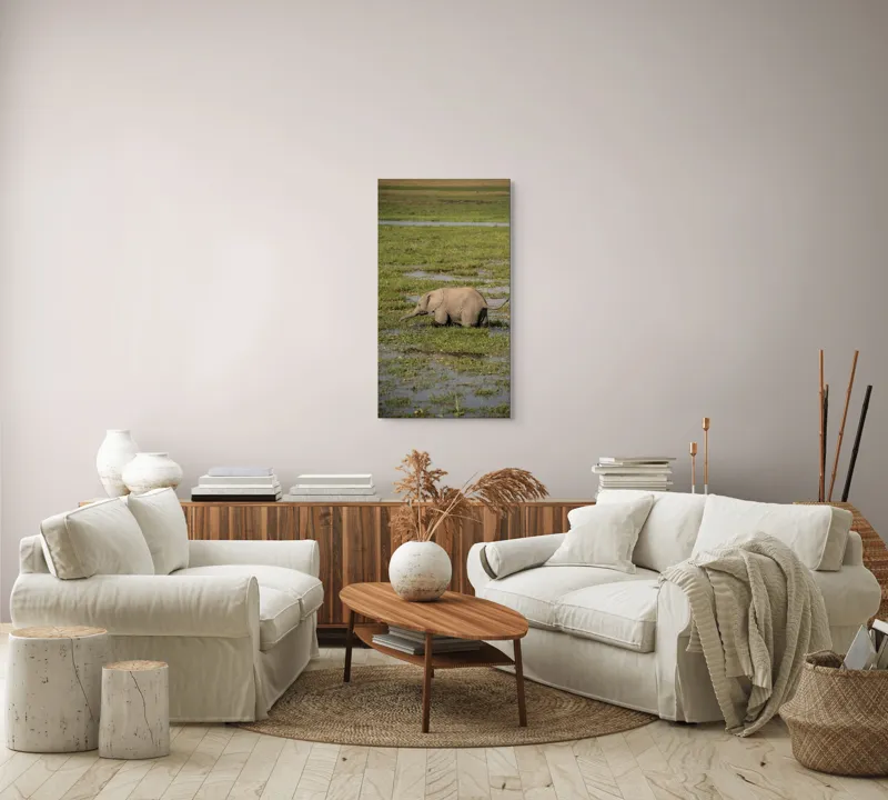 Tablou Canvas, "Elefănțel în mijlocul savanei verzi", Elefant, Iarbă, Apă, Natură, Câmpie, Sălbăticie, Trunchi, Pui, Verde, Peisaj, 50 x 90 cm – poza 7
