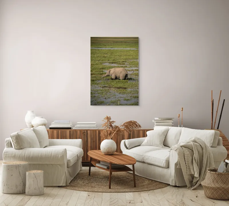 Tablou Canvas, "Elefănțel în mijlocul savanei verzi", Elefant, Iarbă, Apă, Natură, Câmpie, Sălbăticie, Trunchi, Pui, Verde, Peisaj, 70 x 100 cm – poza 4