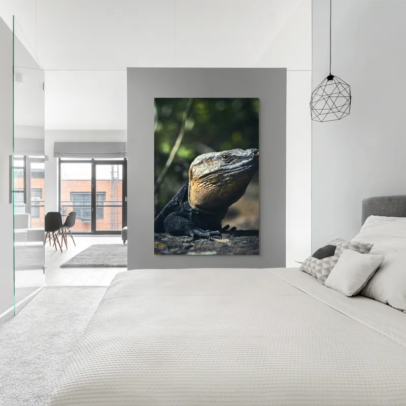 Tablou Canvas, "Vânătoarea Undelor Soarelui de Vară", Șopârlă, Soare, Solitar, Natură, Umbră, Textură, Piele, Contemplativ, Reptilă, Ambient, Vegetație, Observație, 100 x 150 cm – poza 5