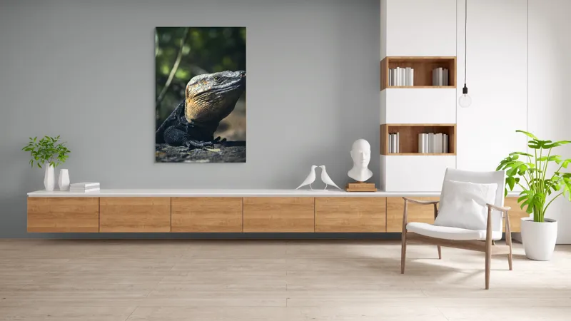 Tablou Canvas, "Vânătoarea Undelor Soarelui de Vară", Șopârlă, Soare, Solitar, Natură, Umbră, Textură, Piele, Contemplativ, Reptilă, Ambient, Vegetație, Observație, 100 x 150 cm – poza 8