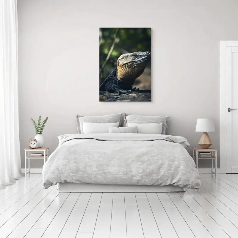 Tablou Canvas, "Vânătoarea Undelor Soarelui de Vară", Șopârlă, Soare, Solitar, Natură, Umbră, Textură, Piele, Contemplativ, Reptilă, Ambient, Vegetație, Observație, 70 x 100 cm – poza 3