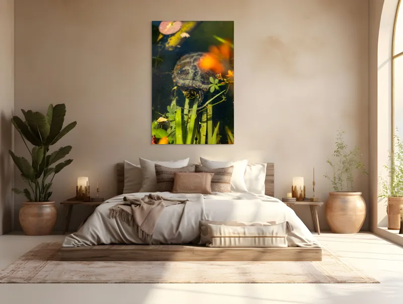Tablou Canvas, "Broasca țestoasă explorând iazul liniștit", Broască, Țestoasă, Apă, Frunze, Plante, Floare, Colorat, Natură, Relaxare, 100 x 150 cm – poza 3