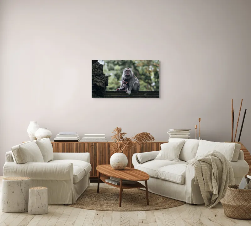 Tablou Canvas, "Maimuța și puiul pe trepte ancestrale", Maimuță, Pui, Piatră, Pădure, Frunze, Sculptură, Natură, Blană, 90 x 50 cm – poza 4