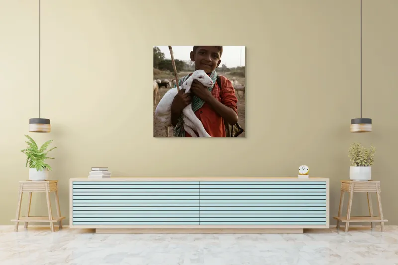 Tablou Canvas, "Băiatul și iedul alb îmbrățișați", 100 x 100 cm – poza 5