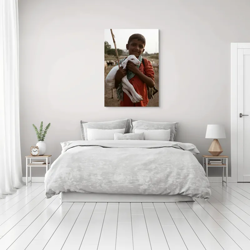 Tablou Canvas, "Băiatul și iedul alb îmbrățișați", 70 x 100 cm – poza 3